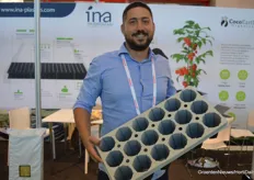 Konstantinos Tsonakis laat de blueberry tray zien van INA Plastics.